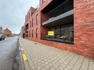 We betreden het gelijkvloerse appartement via de inkomhal.<br />Van hieruit komen we in de open keuken, die volledig is uitgerust met alle hedendaagse toestellen zoals een oven, een koelkast, een vaatwasser en een keramische kookplaat.<br /><br />De lichtrijke woonkamer geeft uit op het ruime terras, waar u in alle rust kan genieten van de buitenlucht.<br /><br />De ruime slaapkamer beschikt over een aangrenzende badkamer met een douche en een lavabo. Het toilet is apart. Daarnaast is er een praktische technische berging met warmtepomp en aansluitingen voor wasmachine en droogkast.<br /><br />Het volledige appartement is afgewerkt met verlichting en gordijnen.<br /><br />In de ondergrondse verdieping zijn een private berging en een autostaanplaats inbegrepen, bereikbaar met de lift.<br /><br /><br />De troeven:<br /><br />- Autostaanplaats en kelderberging<br />- Energiezuinig<br />- Instapklaar<br />- Gunstig gelegen<br />- Zonnepanelen<br /><br />Heb je interesse? Vraag uw bezoek aan via onze website https://www.immovl.be/te-huur/list en druk op de knop 'IK WENS EEN BEZOEK'.