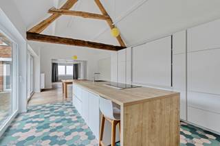 Op een royaal perceel van maar liefst 20a10ca, met een straatbreedte van ongeveer 24 meter, bevindt zich een ruime woning met 5 slaapkamers, diverse bijgebouwen en een aangename binnenkoer. Je woont hier rustig: éénmaal op de binnenkoer vertoef je volledig in het groen. Bijzonder is dat je bovendien niet moet inboeten op bereikbaarheid: het bruisende centrum van Geraardsbergen, scholen en winkels liggen allemaal in de onmiddellijke omgeving.<br />De hoofdwoning beschikt over 5 slaapkamers, mooie trappenhal, ruime leefruimte met volledig ingerichte keuken, 2 toiletten en moderne badkamer.<br />Een bijzonder sterke troef is de aanwezigheid van verschillende afzonderlijk toegankelijke ruimtes rond de binnenkoer. Naast de huidige woning zijn er onder meer een kleinere woning, met ook een inkomdeur aan de straatzijde, die verder gerenoveerd dient te worden (idéaal voor vrij beroep, zelfstandige activiteit, ...), een grote bergruimte met verdieping en een nagelnieuwe open ruimte (loods), reeds voorzien van airco. Dankzij de afzonderlijke toegangen biedt het geheel bijzonder veel potentieel voor wie wonen en werken wil combineren of nood heeft aan opslag- of atelierruimte. Het is bovendien ook het idéale domein voor co-housing: naast de hoofdwoning kunnen dus nog 3 afzonderlijke woonentiteiten worden voorzien. Een combinatie van B&B al dan niet met afzonderlijke vakantiewoningen behoort ook tot de mogelijkheden. De eigendom ligt in woongebied met landelijk karakter, bovenvermelde bestemmingen hangen af van de nodige vergunningen.<br />Troeven op een rij:<br />- Perceel van 20a10ca <br />- 24 meter straatbreedte<br />- 200 m² reeds ingerichte bewoonbare oppervlakte<br />- Zonnepanelen<br />- Lucht-lucht warmtepomp<br />- Geen renovatieplicht (EPC-label D)<br />- 5 slaapkamers (1 verder in te richten)<br />- Ruime leefruimtes<br />- Ultra-moderne keuken en badkamer<br />- 3 extra aparte entiteiten met vele mogelijkheden<br />- Verschillende afzonderlijke toegangen<br />- Centrale binnenkoer<br />- Parking voor meerdere wagens<br />- Strategisch gelegen in het groen, met De Gavers en het Raspaillebos om de hoek. <br /><br />Contacteer Karin voor meer info en een bezoek: 0468/12 68 62- karin@albert.immo