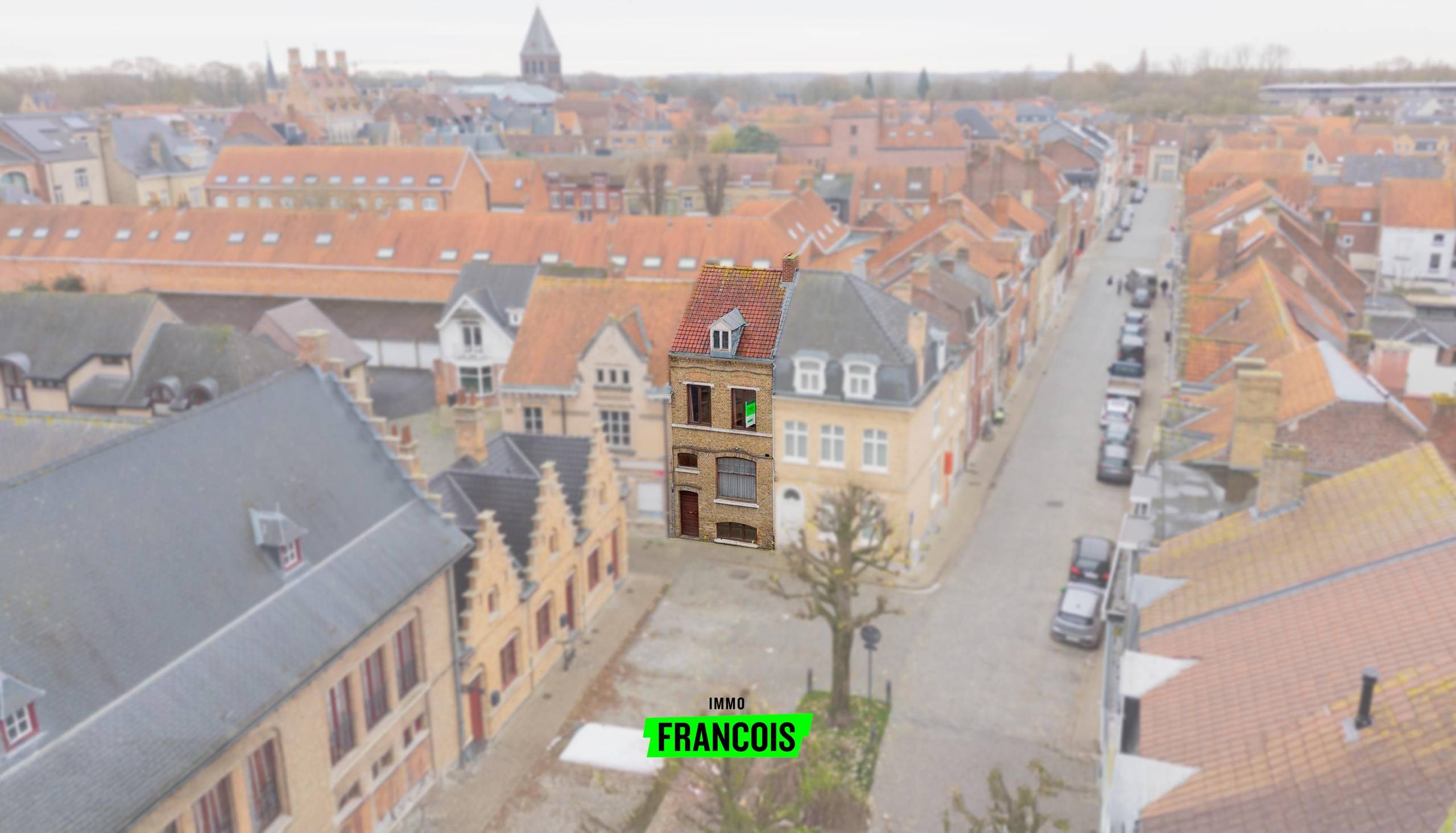 Te renoveren stadwoning met koer in hartje Ieper - foto 2