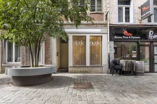Op zoek naar een commercieel pand in het centrum van Leuven? Dit handelspand is gelegen in de Mechelsestraat, een levendige winkelstraat op wandelafstand van het historische stadscentrum en de vismarkt. Het pand beschikt over een gelijkvloerse handelsruimte van ca. 75 m² met een open indeling die verschillende commerciële invullingen mogelijk maakt. Daarnaast is er een kelder van ca. 25 m². Dankzij de centrale ligging en goede zichtbaarheid vormt dit pand een interessante locatie voor diverse handelsactiviteiten. Het pand beschikt over een EPC-label B en is onmiddellijk beschikbaar. Interesse? Neem gerust contact met ons op voor meer informatie of een bezichtiging via info@homies.be
