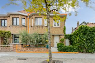 LICHTRIJKE HALF-OPEN WONING in de aangename Bloemenstraat, op wandelafstand van Brugge en het station. De KARAKTERVOLLE SFEER in deze...