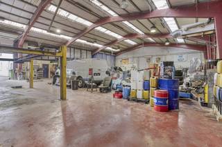 Propriété polyvalente composée d'un espace commercial avec des entrepôts et une station-service.Situé dans un endroit très commerçant, sur la route de liaison Roeselare-Torhout-Bruges.> Salle d'exposition d'environ 650 m² :- partiellement équipée d'une mezzanine- façade très vitrée, également équipée d'un portail vitré- bureau> Entrepôt d'environ 547 m² :- sol en béton ciré- cabine de pulvérisation disponible- lucarne- hauteur : env. 4,5 m> Entrepôt d'environ 636 m² :- porte sectionnelle sur la paroi latérale- connexion directe au showroom> Entrepôt d'environ 60 m² :- portail sur la paroi latérale> Station-service louéeSuperficie du terrain : env. 3 480 m²Possibilité d'achat fractionné.Ce bâtiment peut être soumis à l'obligation de rénovation imposée par le gouvernement flamand pour les bâtiments non résidentiels. Pour plus d'informations, consultez le site web de l'Agence flamande de l'énergie et du climat à l'adresse https://www.energiesparen.be/nr/renovatieverplichting.Vous recherchez un bien immobilier commercial composé d'un espace commercial avec des entrepôts à Roeselare ? N'hésitez pas à nous contacter au 051 21 22 23.