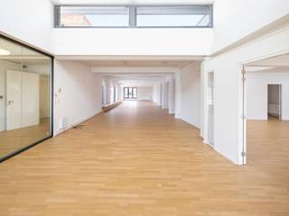 Prachtige atypische kantoorruimten beschikbaar in het centrum van Brussel. Deze ruimten bevinden zich in een prachtig gebouw van 5.400 m², verdeeld over 5 verdiepingen. Het gebouw werd gebouwd in 1910. Vanaf het jaar 2000 tot en met 2003 werd het gebouw gerenoveerd met zorg voor zijn originele, architecturale stijl. De beschikbare kantoren bieden zeer veel ruimte en comfort. Het gebouw is eveneens voorzien van twee goederenliften.<br /><br />Kantoren beschikbaar van 490m².<br />Parking binnen beschikbaar.<br />Archieven beschikbaar.
