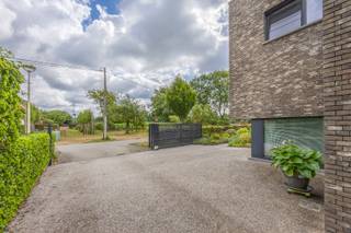 In een rustige, groene buurt op wandel- en fietsafstand van het centrum van Zoersel vind je deze instapklare woning op een prachtig perceel van...