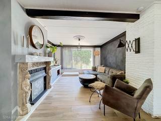 <p>Deze ruime en energiezuinige halfopen woning is een echte verrassing voor wie op zoek is naar comfort, ruimte en flexibiliteit. Met maar liefst 278 m² biedt deze woning alle plaats die je nodig hebt.<br />De inkomhal geeft toegang tot de gezellige leefruimte met zithoek en eethoek. De open, volledig geïnstalleerde keuken sluit mooi aan en beschikt aansluitend over een ruime berging met wasplaats. Extra troef is de multifunctionele ruimte die perfect kan dienen als bureau, speelkamer of praktijkruimte.<br /><br />De badkamer is uitgerust met ligbad, inloopdouche en dubbele lavabo. Er is een apart toilet. De ruime veranda vormt een aangename uitbreiding van de leefruimte en biedt een mooi zicht op de tuin.<br />Buiten geniet je van een gezellige tuin met terras. De carport met extra uitweg en het ruime bijgebouw, dat kan worden ingericht als garage, atelier of hobbyruimte, zorgen voor een waaier aan mogelijkheden.<br /><br />Op de verdieping zijn er 3 ruime slaapkamers, waarvan één met dressing. De grote zolder is bereikbaar via een trapluik en biedt nog heel wat extra bergruimte.</p>
<p>Extra troeven</p>
<ul>
<li>EPC B</li>
<li>airco</li>
<li>vlakbij de Nederlandse grens</li>
<li>nabij De Vossemeren</li>
<li>nabij scholen en winkels</li>
<li>nabij het kanaal in bosrijk gebied</li>
<li>instapklaar</li>
</ul>
<p>Deze woning is te koop ZONDER makelaar via het concept van Smart Houses. Wenst u verdere inlichtingen of een bezoek? Contacteer rechtstreeks de eigenaar via 0477/04.95.62</p>