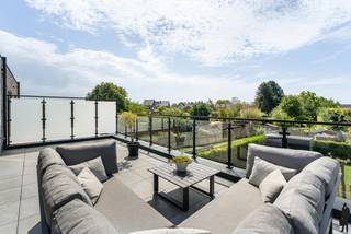 <p><strong><span>Exclusieve en energiezuinige duplex met 3 slaapkamers, 2 badkamers en ruim zonneterras te Sint-Katelijne-Waver</span></strong></p>
<p><strong><span>BESCHRIJVING:</span></strong></p>
<p><span>Bent u op zoek naar een recente, instapklare woning met hoogwaardige afwerking, drie slaapkamers, twee badkamers en een uitzonderlijk ruim terras? Dan zal deze prachtige duplexwoning aan de Valkstraat 31A te Sint-Katelijne-Waver u ongetwijfeld weten te bekoren.</span></p>
<p><span>Dit energiezuinig duplex-appartement combineert hedendaags wooncomfort met een doordachte indeling, kwalitatieve materialen en een aangename lichtinval dankzij de grote raampartijen.</span></p>
<p><strong><span>INDELING:</span></strong></p>
<p><span>Via de inkomhal op het gelijkvloers bereikt u de eerste verdieping waar zich de leefruimte bevindt. Hier geniet u van een ruime woonkamer met aansluitende eetruimte en een volledig uitgeruste open keuken met kookeiland. De grote schuiframen zorgen voor een overvloed aan natuurlijk licht en bieden directe toegang tot het ruime terras van ca. 32 m², waar u in alle rust kunt genieten van het open en groene uitzicht.</span></p>
<p><span>Aansluitend aan de keuken bevindt zich een praktische berging die voldoende ruimte biedt voor extra opslag en technieken.</span></p>
<p><span>Verder beschikt deze verdieping over een ruime slaapkamer met aansluitende dressing, een stijlvolle badkamer uitgerust met ligbad, dubbele wastafel en inloopdouche, een afzonderlijk gastentoilet en een royale nachthal.</span></p>
<p><span>De tweede verdieping omvat drie bijkomende slaapkamers, ideaal als kinder-, logeer- of bureauruimte. Daarnaast bevindt zich hier een tweede moderne badkamer met inloopdouche en wastafel, evenals een afzonderlijk toilet.</span></p>
<p><span>Dankzij de recente bouw, de kwalitatieve afwerking en de doordachte indeling vormt deze duplex de ideale combinatie tussen ruimte, comfort en energiezuinig wonen op een rustige locatie in Sint-Katelijne-Waver.</span></p>
<p><span>Wenst u meer info en/of een bezoek ter plaatse? Aarzel niet en contacteer onze vastgoedverantwoordelijke via het nummer 015 70 70 00 of mail naar </span><span>keerbergen@deboerenpartners.be</span><span>.</span></p>
<p><strong><span>Bijzonderheden:</span></strong></p>
<ul>
<li><span>Recente en instapklare duplexwoning</span></li>
<li>3 slaapkamers (mogelijkheid tot 4 slaapkamers)</li>
<li><span>2 volwaardige badkamers</span></li>
<li><span>Ruim zonneterras van ca. 32 m²</span></li>
<li><span>Energiezuinig</span></li>
<li><span>Volledig uitgeruste open keuken met kookeiland</span></li>
<li><span>Praktische berging</span></li>
<li><span>Veel natuurlijke lichtinval</span></li>
<li><span>Rustige ligging met groen uitzicht</span></li>
</ul>