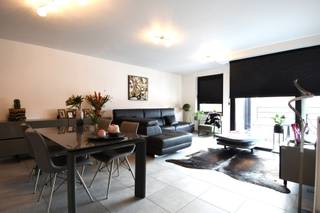 INDIEN U EEN BEZOEK WENST IN TE PLANNEN GELIEVE EEN BEZOEK AAN TE VRAGEN VIA WWW.HILLEWAERE.BE VIA DE RODE KNOP<br /><br />Dit leuke appartement van 82m² is gelegen op de tweede verdieping in het centrum van Oud-Turnhout.<br /><br />Indeling:<br />Een mooie open leefruimte met toegang naar het terras, open keuken (ingericht met koelkast met vriesvak, keramische kookplaat, dampkap, vaatwasser en oven), praktische berging, apart toilet, badkamer en twee mooie slaapkamers. Het terras is zuid georiënteerd. <br /><br />Staanplaats 11 (te bereiken met autolift) en achtergelegen privatieve berging inbegrepen. Gemeenschappelijke fietsenstalling. <br /><br />- Onmiddellijk beschikbaar<br />- Gemeenschappelijke kosten: 75 €/maand<br />- Staanplaats inbegrepen<br />- Lift aanwezig