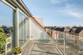 Appartement lumineux et ensoleillé avec 2 chambres dans la résidence Van Gucht. Situé au calme dans la Rodestraat à Furnes, mais à quelques pas de la gare et du centre.<br />Vous recherchez un bien immobilier à Furnes ? Assurez-vous de continuer à lire.<br /><br />MISE EN PAGE<br />- hall d'entrée<br />- salon spacieux avec cuisine ouverte équipée d'un four, d'un lave-vaisselle, d'un réfrigérateur, d'une plaque vitrocéramique et d'une hotte <br />- 2 terrasses (env. 6,5 m² et 9 m²)<br />- salle de bain avec douche à l'italienne et double vasque,<br />- toilettes séparées<br />- rangement <br /><br />Au sous-sol, vous trouverez un sous-sol privé et une place de parking.<br /><br />Caractéristiques :<br />- EPC favorable<br />- inspection électrique conforme<br />- chauffage central au gaz naturel<br />- deux terrasses<br />- espace de stationnement + rangement au sous-sol<br />- actuellement loué<br />- convient comme résidence privée en tant qu'investissement<br /><br />Les images générées par l’IA sont fournies en guise d'inspiration. Elles ne tiennent pas compte des spécifications techniques, ni des renseignements urbanistiques, ni des possibilités concrètes de réalisation.