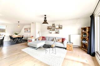 TOPGELEGEN, op wandelafstand van de LEIE, station en alle faciliteiten: mooi afgewerkt gezellig groot appartement (130m2) met TERRAS, 3 SLK en...