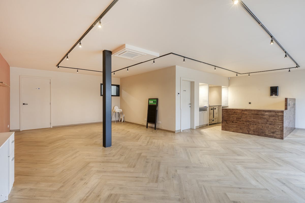 Handelspand (ca. 70 m²) met woonst (65 m²) te koop in Evergem - foto 2