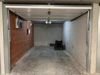 Deze garagebox is gelegen in de recente residentie Green C, de residentie bevindt zich vlakbij het centrum. De garage beschikt over een laadpaal.