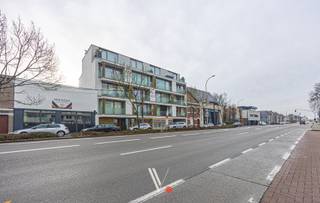 Deze instapklare en <strong>recente handelsruimte/praktijkruimte van ca. 68 m²</strong> is gelegen aan de rand van de stad en geniet van een <strong>uitstekende zichtbaarheid en bereikbaarheid</strong>.<br />Dankzij de kwalitatieve en verzorgde afwerking is dit pand bijzonder geschikt voor <strong>diverse professionele doeleinden, zoals een kantoor, winkel of praktijkruimte</strong>. De nabijheid van talrijke voorzieningen en de vlotte toegang maken dit een uiterst praktische locatie voor zowel klanten als medewerkers.<br />De ruimte is momenteel ingericht als kantoor en beschikt over <strong>alle nodige comfort</strong>. Zo is er een <strong>ruime berging, een kitchenette, een apart toilet en een doucheruimte</strong>, wat het gebruiksgemak aanzienlijk verhoogt.<br />Bovendien bevindt het pand zich in een mooie en goed onderhouden residentie, wat bijdraagt aan een <strong>professionele uitstraling</strong>.<br /><br /><strong>Grootste troeven op een rij:</strong>
<ul>
	<li><span>Energiezuinige en instapklare handelsruimte</span></li>
	<li><span>Gevelbreedte van maar liefst 12 meter met sterke visibiliteit</span></li>
	<li><span>Vloerverwarming en ventilatiesysteem</span></li>
	<li><span>CV op gas en aluminium ramen met hoogrendementsbeglazing</span></li>
	<li><span>Parkeergelegenheid in de onmiddellijke omgeving</span><br /> </li>
</ul>
<span>Neem nu contact op met Brecht om een bezoek in te plannen!</span>