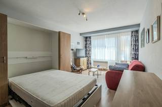 Gezellige en zonnige studio te huur in het centrum van Middelkerke, vlakbij winkels, openbaar vervoer en zee. De studio is gesitueerd op de derde verdieping in Residentie Providence, en beschikt over een inkomhal, leefruimte, keuken en badkamer met douche en toilet. Er is tevens een gemeenschappelijke fietsenstalling.<br /><br />De studio is onmiddellijk beschikbaar! <br /><br />Indeling:<br />- Inkomhal (4m²)<br />- Lichtrijke woonkamer (14m²)<br />- Keuken met kookplaat, microgolf-oven en frigo met diepvriesvakje (5m²)<br />- Badkamer met douche en toilet (4m²)<br /><br />Algemene onkosten: €50/maand <br /><br />Ben je geïnteresseerd in dit pand te huur in Middelkerke? Ga naar de website www.dewaele.com, klik op het pand dat je wenst te huren. Via de rode knop "vraag je bezoek aan" vragen we u kort een profiel in te vullen. Daarna nemen we contact op voor een bezoek. Telefonisch kunnen er geen afspraken gemaakt worden.