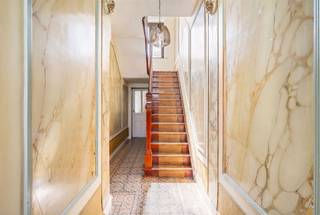 <p>Charmante karakterwoning met 3 slaapkamers en zonnige tuin!<br /><br />Bent u op zoek naar een woning boordevol charme en karakter, met alle troeven om er uw droomwoning van te maken? Deze karaktervolle woning met de uitstraling van een herenhuis beschikt over hoge plafonds, authentieke schouwen, antieke dubbele deuren, een prachtige houten trap en een zonnige tuin op het zuidwesten.<br /><br />INDELING: inkomhal, lichtrijke leefruimte, eetruimte, keuken en badkamer. Op de eerste verdieping bevinden zich 2 ruime slaapkamers, waarvan één met een aanpalende dressing die desgewenst kan worden omgevormd tot een tweede badkamer. De ruime zolderverdieping biedt de mogelijkheid om een volwaardige derde slaapkamer in te richten.<br /><br />Wat maakt dit pand uniek?<br />♦ veel karakter – zonnige zuidwestgerichte tuin – veel renovatiepotentieel! – deels dubbele beglazing – gunstige ligging vlakbij het muziekbos!<br /><br />Voor wie is dit pand ideaal?<br />♦ Voor gezinnen of koppels die op zoek zijn naar een ruime woning met karakter.<br />♦ Voor renovatieliefhebbers die een authentieke woning willen omvormen tot een echte parel.<br /><br />Te koop via Immo Beguin, jouw vastgoedexpert sinds 2009. Met kantoren in Ronse, Waregem, Kortrijk, Deinze, Doornik en Lessines.<br />✉️ emmy@immobeguin.be<br />📞 +32 486 60 66 00</p>