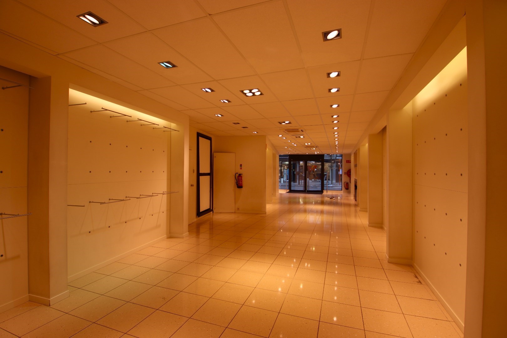 Recente handelsruimte met kelder in de Nieuwstraat te Geel - foto 5