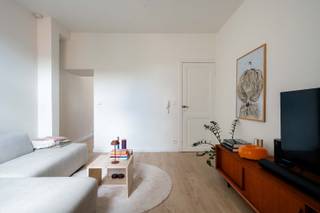 Op slechts vijf minuten rijden van het UZ Gent bevindt zich deze lichtrijke stadswoning met een gezellige buitenruimte. De woning combineert comfortabel wonen met een praktische indeling en biedt tal van mogelijkheden.<br /><br />Bij het betreden van de woning vindt u een aangename leefruimte met veel natuurlijke lichtinval, een functionele keuken, een gastentoilet, berging voor fietsen en toegang tot terras en tuin, waar u in alle rust kunt genieten van het buitenleven. Verder beschikt de woning over één ruime slaapkamer en een badkamer uitgerust met zowel een ligbad als een douche, een dubbele lavabo, een toilet en een aansluiting voor wasmachine.<br /><br />Een absolute troef is de volledig ingerichte studio op de bovenverdieping. Deze beschikt over een eigen leef- en slaapgedeelte met een sfeervolle mezzanine, waardoor het ideaal is voor een student, een inwonend familielid of als praktijk-of werkruimte aan huis.<br /><br />Dankzij de gunstige ligging nabij het ziekenhuis, het station, diverse invalswegen, openbaar vervoer en voorzieningen geniet u hier van een uitstekende bereikbaarheid en een aangename woonomgeving.<br /><br /> Voor meer info of een bezichtiging contacteer Benedicte op 0493/619 889 of via Benedicte@flameestate.be<br /><br />De vermelde prijs is een vanafprijs.