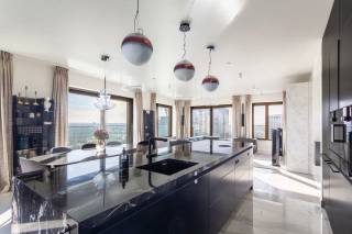 Ontdek pure luxe in dit uitzonderlijke appartement op de 20ste verdieping van een architecturale parel. Residentie “Scheldezicht”, gelegen in de trendy wijk Nieuw Zuid, combineert stijl, comfort en een topligging. Met een bewoonbare oppervlakte van ca. 212 m² en royale terrassen geniet u hier van adembenemende vergezichten over de stad én de Schelde.<br /><br />Via de inkomhal betreedt u de open leefruimte, waar overvloedig daglicht binnenvalt dankzij de grote raampartijen. Centraal in het appartement bevindt zich de ruime leefkeuken, uitgerust met een groot kookeiland in prachtig marmer: de ideale plek om uitgebreid te koken en te genieten van een stijlvol diner. <br /><br />Aan één zijde van het appartement bevindt zich de ruime masterbedroom met ensuite-badkamer, voorzien van een ligbad, een royale inloopdouche en een lavabo. Ook in deze ruimte werd gekozen voor hoogwaardige materialen. Aansluitend beschikt u bovendien over een grote inloopdressing.<br /><br />Aan de andere zijde van het appartement bevinden zich nog twee comfortabele slaapkamers, elk voorzien van een eigen douche, lavabo en toilet. Daarnaast is er een vierde kamer aanwezig, die perfect kan worden ingericht als praktische berging of extra opbergruimte. Elke kamer is bovendien uitgerust met ariconditioning en zonneschermen  <br /><br />Tot slot beschikt deze parel over een kelderberging en kunnen er optioneel tot drie autostaanplaatsen worden aangekocht in de ondergrondse garage aan €45.000/stuk.<br /><br />Interesse?<br />Contacteer LISTED:  +32 3 283 51 51.