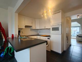 Dit aangename duplex appartement biedt een praktische en comfortabele woonomgeving. Het appartement is verdeeld over twee niveaus, waardoor de verschillende leefruimtes op een aangename manier van elkaar gescheiden zijn.<br /><br />Bij het binnenkomen kom je terecht in de woonkamer, die een fijne leefruimte vormt voor het dagelijks wonen en ontspannen. Aansluitend bevindt zich de ingerichte keuken met een praktische eetruimte. Hier is voldoende plaats om gezellig te tafelen en samen te genieten van een maaltijd. De combinatie van de keuken en eetruimte zorgt voor een aangename en functionele leefomgeving.<br /><br />Verder beschikt het appartement over een badkamer, uitgerust met een douche, en een apart toilet. Op het slaapniveau bevindt zich de slaapkamer met aansluitend een aparte dressingruimte. <br /><br />Het appartement is beschikbaar vanaf december 2026 en wordt aangeboden aan een huurprijs van € 650 per maand.<br /><br />Interesse in dit duplex appartement? Neem gerust contact met ons op voor meer informatie of om een bezoek in te plannen.