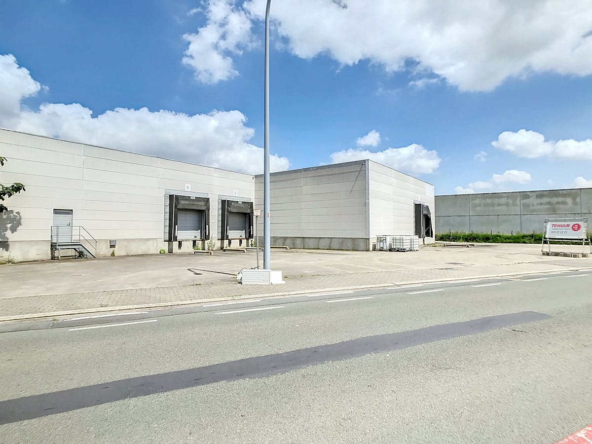 Commercial building with loading docks in the Ingelmunster industrial zone - photo 1
