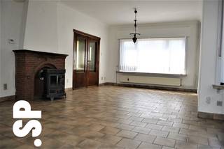 <p>De woning heeft de volgende indeling: Men komt binnen via de inkomhal (tegels; 15m²) die toegang geeft tot de ruime woonkamer (tegels; 39m²) met aansluitend de geïnstalleerde keuken (tegels, kasten, spoelbak, dampkap, keramisch kookvuur, oven, koelkast; 15m²) en de veranda (tegels; 12m²). Achter de keuken is nog een wasplaats/douchekamer voorzien (tegels; aansluiting wasmachine, douche, lavabo, toilet; 11m²). <br /><br />Op de 1ste verdieping zijn 2 slaapkamers aanwezig (tegels; 17m² - 16m²) en een bureauruimte (tegels, 6m²). Op de 2de verdieping bevindt zich de 3de slaapkamer (tegels, 15m²), een ingerichte badkamer (tegels, 2 lavabo's, bad met douchemogelijkheid, toilet; 7m²) en een CV-berging.<br /><br />De woning beschikt nog over een volledig ingerichte en geluidsdichte kelder die voorzien is van een eigen verluchtingssysteem.<br /><br />Verder is er een inpandige garage aanwezig en achteraan de woning een volledig omheinde tuin met tuinhuis.</p>
<p>- EPC = 352 kWh/m² (D)<br />- CV = Aardgas<br />- Kleine huisdieren zijn bespreekbaar!</p>
<p>Voor bijkomende inlichtingen of een bezoek ter plaatse kan u steeds vrijblijvend contact opnemen met Immo S|P op het nummer 014/59.10.20. of via info@immosp.be.</p>