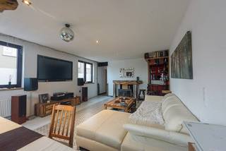 Bent u op zoek naar een woning die reeds <span><strong>deels gerenoveerd</strong></span> is én nog <span><strong>ruimte biedt om naar eigen smaak verder af te werken</strong></span>? Dan is deze ruime<span><strong> hoekwoning met garage en tuin</strong></span> beslist iets voor u!<br />Bij binnenkomst komt u meteen terecht in de <span><strong>ruime woonkamer</strong></span>, die aansluit op een<span><strong> vernieuwde leefkeuken,</strong></span> uitgerust met alle hedendaagse voorzieningen.<br />Via de lange gang bereikt u de <span><strong>praktische berging</strong></span> en de <span><strong>recent vernieuwde badkamer met lavabo en douche</strong></span>.<br />Een<span><strong> apart toilet</strong></span> is eveneens voorzien.<br />Achteraan geniet u van een <span><strong>overdekt terras met zicht op de tuin</strong></span> .<br />Op de bovenverdieping bevinden zich <span><strong>3 ruime slaapkamers</strong></span>, waarvan één in verbinding staat met een <span><strong>2de badkamer die nog gerenoveerd dient te worden</strong></span>. Extra <span><strong>bergruimte </strong></span>vindt u op de <span><strong>zolder en in de kelder</strong></span>.<br />Buiten beschikt de woning over <span><strong>2 private parkeerplaatsen en een garage.</strong></span><br />De <span><strong>ligging is ideaal:</strong></span> <span><strong>op wandelafstand van het centrum van Deerlijk, dichtbij winkels, scholen en vlotte verbindingswegen.<br />EPC : 496 en UC : 3705180 </strong></span><span>Wenst u meer info of een bezoek ? Contacteer <u>Peter : 0496/176878</u></span>