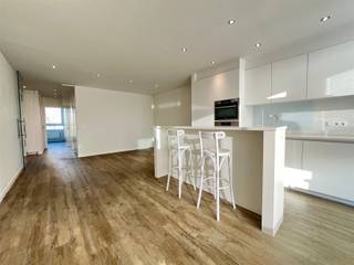 Laat u charmeren door dit gerenoveerd, lichtrijk appartement met een zeer gunstig gelegen terras dat te bereiken is via de keuken of vanuit de woonkamer. Dankzij de aangename en praktische indeling van het appartement kan je hier een zeer fijne thuis maken. De leefruimte met de zeer kwalitatieve keuken vormen het hart van de woning. Het appartement beschikt over twee volwaardige slaapkamers, een douchekamer en een apart gastentoilet. Daarnaast is er een praktische berging met aansluiting voor een wasmachine. De naar maat gemaakte kast in de inkomhal geeft u extra comfort. Inclusief: verlichting in alle ruimtes, vliegen deur in het schuifraam, kwalitatieve rolgordijnen... Extra berging in de kelderverdieping. Zorgeloos parkeren in de ondergrondse parking - 25.000 euro. Laat deze kans niet voorbij gaan en plan alvast een afspraak in!Abricasa – Vastgoed voor generaties: Jouw vastgoedpartnerWil je jouw eigendom verkopen of zoek je een vastgoedmakelaar voor verhuur of beheer?Abricasa biedt persoonlijke begeleiding bij al uw vastgoedvragen, van begin tot eind. Leer ons kennen!