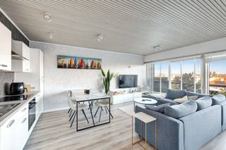 Dit lichtrijk appartement met parkeermogelijkheden is gelegen op de 2de verdieping van residentie Laguna Beach en bestaat uit:<br /><br />Inkomhal met vestiaireruimte, volledig ingerichte open keuken, leefruimte uitgevend op het terras, aparte slaapkamer, badkamer met ligbad met douchemogelijkheden en lavabo, apart toilet.<br />Groot terras met magnifieke zichten over Knokke en het hinterland.<br /><br />Inclusief onverdeeld deel in multi-eigendom en het privatief en exclusief genot voor de periodes van staanplaatsen op de -1:<br />De autostaanplaats P404 01 mei tot 31 mei van ieder jaar.<br />De autostaanplaats P310 15 maart tot 30 april van ieder jaar.<br />De autostaanplaats P501 01 juni tot 30 juni van ieder jaar.<br /><br />Het complex is goed en rustig gelegen op wandelafstand van de Zeedijk, winkels en openbaar vervoer.<br />Het domein beschikt over volgende faciliteiten:<br />binnenzwembad, volleybalveld, strand, meer....<br /><br />Info of bezoek: Andries De Leyn 0472/53.66.09<br />