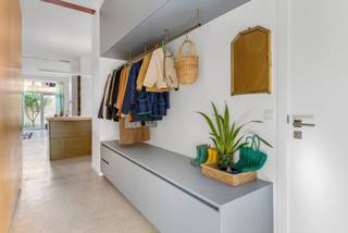 <p>Lichtrijk 2-slpk. app. met zuidwesttuin én parking - EPC A</p><p>Vlak bij Park Spoor Noord en de Slachthuissite ligt dit verrassend rustige en ruime appartement. De buurt is volop in ontwikkeling, met veel groen en toekomstpotentieel. Via de sfeervolle gemeenschappelijke binnentuin bereik je de woning op het gelijkvloers van de achterbouw. Met twee slaapkamers en een stadstuin combineert deze plek het open karakter van een loft met het comfort van een instapklare woning.</p><p>Via de inkomhal met ingemaakte kasten kom je in de royale leefruimte. Hoge plafonds, warme materialen en veel licht geven het interieur karakter. De open keuken met kookeiland en hoogwaardige inbouwtoestellen sluit aan op de eetruimte. Een groot schuifraam geeft rechtstreeks uit op de zuidwestgerichte tuin met mediterrane uitstraling, waar je volop geniet van de late middag- en avondzon.</p><p>Er zijn twee volwaardige slaapkamers, waarvan de master bedroom aansluit op een ruime dressing met kamerhoge kasten. De badkamer in Mortex heeft een dubbele wastafel, inloopdouche én ligbad. Verder zijn er een apart toilet, een ruime voorraadkamer, een praktische berging, een wasruimte en een afzonderlijke technische ruimte.</p><p>Het appartement werd recent grondig gerenoveerd, met bijzondere aandacht voor afwerking, comfort en energiezuinigheid. Het beschikt over EPC-label A en is uitgerust met een warmtepomp, vloerverwarming, zonnepanelen, thuisbatterij, ventilatiesysteem, regenwaterinstallatie en slimme Loxone-domotica.</p><p>De gemeenschappelijke binnentuin vangt de ochtendzon en vormt een groene overgang tussen de doodlopende straat en het appartement. Ook het fijne contact tussen de buren draagt bij aan de charme van deze plek en de buurt.</p><p>Bij het appartement hoort een ondergrondse autostaanplaats, vlot in en uit te rijden en bereikbaar via een elektrische poort. De autostaanplaats wordt samen met het appartement verkocht. Gemeenschappelijke kosten: € 50/maand.</p><p>Interesse? Neem zeker contact op voor een bezichtiging!</p>