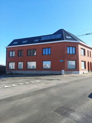 Gelegen in het centrum van Wielsbeke met vlotte verbinding naar de belangrijkste invalswegen én goede visibiliteit op hoekligging...