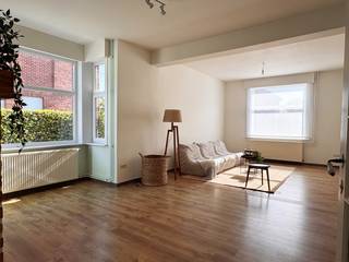 Bezoekdag 6 juni enkel na afspraak: bel 09 279 11 22 of info@centeroffice.be<br />Deze woning is gelegen in de Koning Albertlaan in het centrum van De Pinte. Op wandelafstand van alle winkels, de tennis, Het station, dokters. Het perceel heeft een oppervlakte van 440m2 en de tuin is zuidwest georiënteerd. De woning beschikt over 3 slaapkamers en 2 badkamers. 1 badkamer op het 1ste verdiep en 1 badkamer op het gelijkvloers. De uitbouw achteraan zou een prachtige leefkeuken eetplaats kunnen worden met een plafond tot in de nok. De woning heeft ook een aparte garage. Elektriciteit conform, GEEN ASBEST, EPC: 387 kwh/m2 per jaar, geen voorkooprecht, keuring gas conform