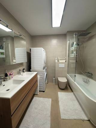 Ruim en instapklaar duplexappartement met flexibele indeling Dit verzorgd duplexappartement van 116 m² combineert ruimte, comfort en een centrale ligging. Dankzij de ruime indeling, moderne afwerking en recente renovaties is dit appartement onmiddellijk instapklaar. De lichtrijke leefruimte van maar liefst 55 m² vormt het hart van de woning en sluit aan op een moderne open keuken, vernieuwd in 2024. Dankzij de grote raampartijen geniet het appartement van een overvloed aan natuurlijk licht gedurende de hele dag. Verder beschikt het appartement over een vernieuwde badkamer met toilet, een afzonderlijk gastentoilet, een praktische berging, een balkon en een private kelderberging. De bovenverdieping beschikt momenteel over drie kamers. Oorspronkelijk waren dit twee ruime slaapkamers van respectievelijk 15 m² en 18 m². De grootste slaapkamer werd door de vorige eigenaar opgesplitst in twee afzonderlijke kamers, waardoor er vandaag een extra ruimte beschikbaar is. In 2025 werden belangrijke renovatiewerken uitgevoerd, waaronder de volledige vernieuwing van de badkamer, alle ramen en deuren en de drie Velux-dakramen op de bovenverdieping. Hierdoor geniet u van een moderne en verzorgde woning waarin de belangrijkste investeringen reeds werden uitgevoerd. Indeling Ruime leefruimte van 55 m² Moderne open keuken Vernieuwde badkamer met toilet Afzonderlijk gastentoilet 3 slaapkamers Praktische berging Balkon Private kelderberging Extra troeven ✔ Bewoonbare oppervlakte van 116 m² ✔ EPC-label B (178 kWh/m² jaar) ✔ Keuken vernieuwd in 2024 ✔ Badkamer volledig vernieuwd in 2025 ✔ Nieuwe ramen en deuren (2025) ✔ 3 nieuwe Velux-dakramen (2025) ✔ Dubbele beglazing ✔ Elektrische keuring aanwezig ✔ Centrale verwarming op aardgas ✔ Private kelderberging ✔ Veel natuurlijke lichtinval ✔ Winkels, scholen en openbaar vervoer op wandelafstand ✔ Vlotte verbinding naar Antwerpen en omliggende gemeenten Gelegen op een gunstige locatie in Borsbeek, in de nabijheid van winkels, scholen, openbaar