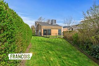 Stap binnen in deze unieke villa, gelegen aan de renbaan en golf van Oostende, en laat je betoveren door de mogelijkheden die deze woning te bieden heeft! <br /><br />Met een adembenemend open en groen uitzicht, omarmt deze architecturale parel een leven van rust en sereniteit. Hoewel deze woning te renoveren is, biedt ze een ongeëvenaarde kans om jouw droomhuis te creëren op een van de meest begeerde locaties in Oostende.<br /><br />Op het gelijkvloers vind je een prachtig ruime woonkamer die naadloos overgaat in de keuken, waarbij de mogelijkheid bestaat om deze ruimtes te transformeren tot een open en lichte leefruimte. Een ruime technische berging, apart toilet en elegante inkomhal bieden een solide basis voor jouw renovatieplannen.<br /><br />Op de eerste verdieping bevinden zich vier volwaardige slaapkamers, waardoor deze woning ideaal is voor gezinnen of voor wie ruimte nodig heeft voor gasten. De badkamer is een ruimte van potentieel, klaar om omgetoverd te worden tot een oase van ontspanning en luxe. Een extra berging biedt praktische opbergruimte voor al jouw behoeften.<br /><br />Gelegen op een zeer rustige locatie aan de renbaan, is deze villa de belichaming van privacy en exclusiviteit te midden van het groen. Met een renovatieplan op maat, kan deze woning getransformeerd worden tot jouw ultieme droomhuis, waar moderne luxe en architecturale schoonheid samenkomen. Mis deze unieke kans niet om jouw visie werkelijkheid te maken! <br /><br />