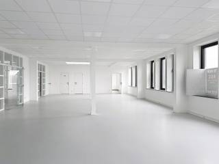 Bent u op zoek naar een functionele en strategisch gelegen bedrijfsruimte? <br />Dan is dit volledig gerenoveerd industrieel pand op de grens met Schelle en Aartselaar ideaal als activiteits- en/of opslagruimte. <br />Dankzij de uitstekende ligging vlakbij de A12 geniet u van een vlotte verbinding tussen Brussel en Antwerpen, perfect voor ondernemers die mobiliteit en bereikbaarheid belangrijk vinden.<br />De opsplitsbare units zijn voorzien van vloerverwarming, wat zorgt voor een aangenaam werkklimaat. Daarnaast beschikt het gebouw over een goederenlift, waardoor het laden en het lossen van goederen efficiënt verloopt.<br />Naast de eigen ruimte kan u gebruikmaken van verschillende gemeenschappelijke faciliteiten, zoals een vergaderruimte, een gezellige refter met uitgeruste keuken en een ruim dakterras om even te ontspannen.<br />Een extra troef is de aanwezigheid van een conciërge in het gebouw, die zorgt voor een vlotte werking en extra gemak.<br />LET OP: Deze units zijn NIET bestemd voor kantoorruimtes.<br />Prijs: € 130 (gelijkvloers) of € 120 (eerste verdieping)/m²/jaar (exclusief 21% BTW) + € 15/m²/jaar servicekosten (exclusief 21% BTW).<br />Een parking op 100 meter van het gebouw is verplicht mee te huren aan € 50/maand (exclusief 21% BTW).<br /><br />Op de website kan u onder "Documenten" enkele opties bekijken hoe de units eventueel kunnen worden ingedeeld.<br />Uiteraard kunnen hieraan in samenspraak met de eigenaar wijzigingen worden aangebracht.<br /><br />Neemt u gerust contact op met ons kantoor om een plaatsbezoek in te plannen!