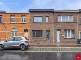 <p>Prachtig volledig gerenoveerde woning in het hart van Wijnegem</p>
<p>Mis deze unieke kans niet en plan vandaag nog uw bezoek. Contacteer Arno via arno@reds.be of telefonisch op +32 498 66 21 41.</p>
<p>De woning werd met oog voor detail en vakmanschap afgewerkt en combineert moderne afwerking met een praktische indeling. De woning is gelegen in een rustige en aangename straat in Wijnegem, een groene en gegeerde gemeente vlakbij Antwerpen. U geniet hier van een vlotte bereikbaarheid, nabijheid van scholen, winkels en sportfaciliteiten en op korte afstand van Wijnegem Shop Eat Enjoy</p>
<p>Bij het binnenkomen wordt u verwelkomd in een ruime en lichtrijke woonkamer waar grote raampartijen zorgen voor een aangename natuurlijke lichtinval. Aansluitend bevindt zich de volledig geïnstalleerde open keuken, het kloppende hart van de woning. Vanuit de keuken heeft u directe toegang tot de ruime tuin, die deels is aangelegd met onderhoudsvriendelijk kunstgras. Achteraan de tuin bevindt zich bovendien een praktisch berghok dat perfect kan dienen voor extra stockage. Op het gelijkvloers vindt u verder nog een wasruimte, een eerste badkamer met een toilet en een kelder die extra opbergruimte biedt.</p>
<p>Op de eerste verdieping bevinden zich drie ruime slaapkamers die met zorg werden afgewerkt en voorzien zijn van automatische zonneschermen voor optimaal comfort. Daarnaast is er een tweede badkamer aanwezig en beschikt de woning in totaal over drie toiletten, waarvan één op het gelijkvloers en twee op de bovenverdieping.<br /><br />!!Er kan een garagebox gehuurd worden voor €85 per maand!!</p>
<p>Extra troeven zijn de recente totaalrenovatie met kwalitatieve materialen en de aanwezigheid van zonnepanelen, wat zorgt voor een energiezuinige en toekomstgerichte woonoplossing.</p>