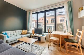 Voor meer info en foto’s, surf naar www.swevers.be – Dit instapklare appartement op de derde verdieping geniet van een centrale ligging in de Diestsestraat in Leuven. U woont hier midden in de winkelstraat, op wandelafstand van het station en het stadscentrum. Winkels, restaurants, scholen en ontspanningsmogelijkheden bevinden zich in de nabije omgeving, terwijl de aansluiting op de snelwegen vlot bereikbaar is. Het appartement maakt deel uit van een kleinschalig gebouw en biedt een praktische en functionele indeling op een bewoonbare oppervlakte van 49 m². Dankzij de moderne afwerking kunt u zonder grote renovatiewerken meteen verhuizen of verhuren. De lichtrijke leefruimte van ongeveer 20 m² vormt het hart van het appartement. Grote ramen zorgen voor een aangename lichtinval en creëren een open sfeer. Aansluitend bevindt zich de compacte, praktisch ingerichte keuken, waar u tijdens het koken contact behoudt met de leefruimte. Een aparte berging biedt extra plaats voor voorraad en huishoudelijke spullen. De badkamer is centraal gelegen en uitgerust met lavabo, toilet en douche. Achteraan bevindt zich de slaapkamer van circa 12 m², rustig gelegen weg van de straatzijde. Hier is voldoende ruimte voor een dubbel bed en kastruimte. Een absolute meerwaarde is het ruime terras aan de achterzijde. Deze aangename buitenruimte biedt plaats voor een tafel, stoelen en planten, waardoor u ook in het centrum van Leuven kunt genieten van een rustig moment in openlucht. Dankzij de combinatie van een uitstekende ligging, een praktische indeling, een lichtrijke leefruimte, een aparte berging en een gezellig terras vormt dit appartement een interessante opportuniteit voor zowel eigen bewoning als investering. Voor meer informatie, bel 011 255 155. Bron bewoonbare oppervlakte: EPC – verslag.