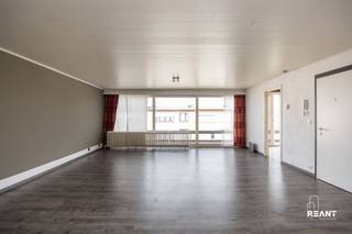 <p><span>Appartement met 2 slaapkamers op fijne locatie.</span></p><p><span>Dit instapklare appartement is gelegen op de bovenste verdieping (2e verdieping) van een kleinschalig gebouw aan de Parijslaan 165. Dankzij de gunstige ligging en praktische indeling is dit de ideale woonst voor starters, koppels of investeerders.</span></p><p><span>Indeling:</span></p><p><span>• Ruime en lichtrijke woonkamer van ca. 42 m² voorzien van laminaat een grote raampartij <br />• Functionele aparte keuken (ca. 6 m²) uitgerust met gaskookplaat en betegelde afwerking<br />• Nachthal met ingebouwde kast<br />• 2 volwaardige slaapkamers (beide aan de zuidzijde, voorzien van PVC ramen en vliegramen) (ca. 9 m²) <br />• Badkamer met douchecabine, keramische lavabo, meubelkast en spiegel (ca. 4 m²) <br />• Apart toilet (hangtoilet, volledig betegeld)</span></p><p><span><br />Comfort & voorzieningen:</span></p><p><span>• Veiligheidsdeur<br />• Individuele gasverwarming<br />• PVC ramen met schuifraam<br />• Laminaatvloer in het hele appartement<br />• Betegelde keuken en sanitaire ruimtes<br />• Branddetector aanwezig<br />• Water gemeenschappelijk</span></p><p><span>Extra info:</span></p><p><span>• Gelegen aan de voorgevel (noordwest georiënteerd)<br />• Appartement op de bovenste etage (V2 rechts)<br />• Nutsvoorzieningen (elektriciteit en gas) individueel<br />• Lage vaste kost zonder lift. <br />• Nabij parking en supermarkt <br />• Rustige woonwijk</span></p><p><span>Onmiddellijk beschikbaar </span></p><p><span>Dit appartement combineert comfort, lichtinval en een praktische indeling op een gunstige locatie.</span></p>
