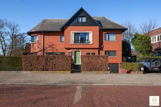 <p><span>In het hart van Park Den Brandt, naast de voormalige tennisclub "Den Brandt", vlakbij de invalswegen en het centrum van Antwerpen, treffen we deze sublieme &amp; instapklare Art Déco villa met ca 500m² bew. opp. In 2012 werd de woning met veel zorg stijlvol gerenoveerd met behoud van de mooie elementen met de charme van weleer. De stijlvolle inkomhal met mooie trappenpartij verleent u enerzijds toegang naar een eerste leefgedeelte aan de voorzijde en anderzijds naar de eetkamer met zicht op de tuin en doorgang naar een extra woonruimte met gashaard + acces naar de zonnige tuin. De hele woning is doordrongen van daglicht. De ingerichte eet-en leefkeuken met bijkeuken (+wasplaats) geeft eveneens uit op de tuin en terras. Op de eerste verdieping zijn vier volwaardige &amp; stijvlolle slaapkamers en 2 badkamers met elkaar verbonden via een centrale hal. Een vaste trap brengt ons naar een extra polyvalente ruimte met 5de slaapkamer en nog een extra doucheruimte. De kelderverdieping wordt thans als showroom gebruikt en kan voor verschillende doeleinden gebruikt worden. Carport achteraan. Zeer stijlvolle en volledig gerenoveerde villa met  hedendaagse inrichting en comfortniveau. De totaalrenovatie omvat alle vloeren (parket), badkamers, keuken, ramen, elektriciteitsinstallatie en loodgieterij + nazicht en isolatie van de daken + gevels. Prima gelegen in de residentiële parkomgeving naast de voormalige tennisclub "Den Brandt". Zij stoppen nl. hun activiteiten na dit seizoen en verhuizen naar de Wilrijkse pleinen.</span></p><p><span> </span></p><p><span>Snel beschikbaar!</span></p>