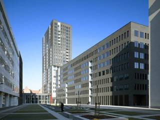 Kantoor- en commerciële ruimtes beschikbaar in de Avenue Building. Prachtig kantoorgebouw gelegen aan de Noorderplaats, op de hoek van de Italiëlei en Londenstraat. Kortbij centrum en het Eilandje en de Haven.<br />Moderne ruimtes verspreid over 7 bovengrondse verdiepingen voorzien van airco, liften, veel natuurlijk lichtinval en ondergrondse parkeergelegenheid. <br />- Commerciële ruimte van 537m² beschikbaar