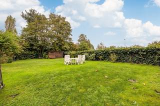 <p><span>WILRIJK - Bij park Van Eeden </span><span>: Ruim, lichtrijk en rustig gelegen gelijkvloers appartement met zeer grote tuin. EPC-label B.</span></p><p><span> </span></p><p><span>BESCHRIJVING : </span></p><p><span> </span></p><p><span>Dit ruim en rustig gelegen appartement bevindt zich op het gelijkvloers van een klein gebouw en geniet van een riante tuin. Het appartement heeft een prachtige lichtinval van buitenaf. </span></p><p><span>Ruime inkomhal met gastentoilet. </span></p><p><span>Royale en lichtrijke leef- en eetruimte op natuursteen, uitgevend op het terras en de tuin die zich over de volle breedte van het appartement uitstrekt en waar het heerlijk genieten is van de avondzon.</span></p><p><span>De keuken is voorzien van nieuwe toestellen, biedt veel kastruimte en grenst aan de leefruimte. </span></p><p><span>Ruime masterbedroom (met toegang tot de tuin) voorzien van een eigen dressing. </span></p><p><span>Badkamer met ligbad en lavabomeubel.</span></p><p><span>Slaapkamer 2 met eigen dressing. Badkamer 2 met douche en lavabomeubel.</span></p><p><span>Aparte wasruimte. </span></p><p><span>Nog 2 kamers die als slaapkamer of bureau kunnen gebruikt worden.</span></p><p><span> </span></p><p><span>Privatieve kelderberging, evenals fietsenstalling aanwezig.</span></p><p><span> </span></p><p><span>BIJZONDERHEDEN :</span></p><p><span> </span></p><p><span>- Individuele verwarming op gas (condensatieketel)</span></p><p><span>- Zeer grote tuin</span></p><p><span>- Dubbel appartement</span></p><p><span>- Veiligheidsdeur</span></p><p><span>- Energiezuinig appartement met een EPC-label B</span></p><p><span>- Rustige ligging nabij het Park Van Eeden met winkelvoorzieningen en scholen in de buurt. </span></p><p><span>- Gelegen nabij invalswegen en goede verbinding met openbaar vervoer. </span></p><p><span>- Gemeenschappelijke kosten: ca 200€/maand (elektriciteit gemene delen, syndicus, onderhoud tuin en reservefonds)</span></p><p><span> </span></p>