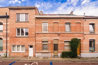 <p><strong>Op zoek naar een woning met tuin op een uitstekende locatie in Heverlee?</strong><br />Deze charmante rijwoning in de <strong>Groenstraat</strong> biedt een mooie combinatie van ruimte, gezelligheid en een bijzonder gunstige ligging. Dankzij de nabijheid van Leuven, scholen, winkels en het stadscentrum is dit een interessante woning voor wie rustig wil wonen en toch alles binnen handbereik wil hebben.</p>
<p>Op het <strong>gelijkvloers</strong> komt u binnen via de inkomhal. Van daaruit loopt de woning door naar de <strong>living en eetplaats</strong>, die samen een aangename leefruimte vormen. Aansluitend bevindt zich de <strong>keuken </strong>(ingericht jaren '90).</p>
<p>Achteraan bevinden zich de <strong>badkamer en wasplaats</strong>. Vanuit de woning is er bovendien een rechtstreekse doorgang naar de <strong>tuin</strong>.</p>
<p>De <strong>tuin</strong> vormt een fijne troef van deze woning. Achteraan staat een <strong>tuinhuis</strong>, ideaal voor het opbergen van tuinmateriaal en andere spullen.</p>
<p>Via de <strong>open trap</strong> bereikt u de eerste verdieping. Hier bevinden zich <strong>twee slaapkamers</strong> en een bijkomende <strong>achterkamer</strong>, die flexibel kan worden ingericht als bijvoorbeeld bureau, hobbyruimte, dressing of extra bergruimte. Er is ook een zolderkamer die nog niet afgewerkt is momenteel.</p>
<p>De woning werd voorzien van een <strong>nieuwe verwarmingsinstallatie op aardgas in 2023</strong>, wat een belangrijke meerwaarde is voor het comfort en de verdere bewoning.</p>
<p>De ligging is zonder twijfel één van de grootste troeven. De woning bevindt zich in de <strong>Groenstraat in Heverlee</strong>, op korte afstand van <strong>Leuven</strong>, scholen en het stadscentrum. Een ideale omgeving voor wie de voordelen van Heverlee wil combineren met de nabijheid van het bruisende Leuven.</p>