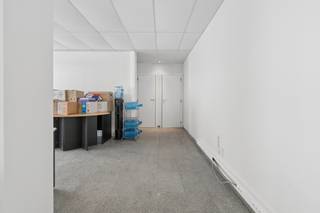 +++ Handelsruimte Muilenstraat 1, Liedekerke +++<br />
<p><span>Deze veelzijdige handelsruimte met een oppervlakte van </span><strong><span>120 m²</span></strong><span> is ideaal voor wie op zoek is naar een geschikte locatie voor een </span><strong><span>winkel, kantoor of commerciële activiteit</span></strong><span>. </span><span>De ruimte omvat een ruime winkel-/kantoorruimte, een </span><strong><span>afzonderlijke keuken</span></strong><span> die door een wand van de hoofdruimte is afgescheiden, en </span><strong><span>twee toiletten</span></strong><span>. </span><span>Dankzij de gunstige ligging geniet het pand van een uitstekende bereikbaarheid. Het </span><strong><span>station bevindt zich op wandelafstand</span></strong><span> en de </span><strong><span>E40 is bereikbaar in slechts 5 minuten. </span></strong>Interesse of wenst u een bezoek in te plannen? <span>Neem contact op via </span><strong><span>0478 05 90 69</span></strong><span> of </span><strong><span>info@immoteam.be</span></strong><span>.</span></p>