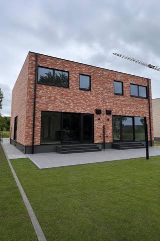 <p>Interesse? Vragen? Plan dan zelf je bezoek in via onze digitale kalender of neem gerust contact op met Olivier Boon via olivier.boon@copandi.be of via +32 468/35 17 50.</p><p></p><p>Op een toplocatie te Baal, op wandelafstand van het centrum met winkels, scholen en openbaar vervoer, bevindt zich deze passieve halfopen nieuwbouwwoning met 4 slaapkamers en een E-peil van -18 in een rustige fietsstraat op een mooi perceel van 7a33ca. Deze ligging is een ideale uitvalsbasis met een vlotte bereikbaarheid richting Leuven, Brussel, Antwerpen en Mechelen.<br /><br />Deze splinternieuwe innovatieve woning is uitgerust met lucht/lucht-warmtepompen, zonnepanelen , thuisbatterij, warmtepompboiler, ventilatiesysteem type D+, een volledig ingerichte luxe design keuken met keukeneiland en een moderne badkamer met ligbad en douche.</p><p></p><p>We betreden de woning via de inkomhal met gastentoilet en vestiaire. De lichtrijke leefruimte biedt plaats voor een gezellige zithoek en een aparte eetruimte. De open keuken is mooi geïntegreerd en voorzien van kwalitatieve Miele toestellen, bestaande uit een oven, microgolfoven, vaatwasmachine, koelkast met vriesvak en inductiekookplaat met afzuiging. Vanuit de open leefruimte heeft u toegang tot het ruime terras en de tuin, waar u in alle rust en privacy kunt genieten. Op het gelijkvloers vindt u tevens een praktische berging. Op de eerste verdieping geeft de nachthal toegang tot vier slaapkamers, een apart toilet, een badkamer uitgerust met dubbele lavabo, inloopdouche en ligbad, en tot slot nog een berging.</p><p></p><p>Buiten is er een aangelegde oprit met plaats voor twee wagens, een terras en een praktische tuinberging.</p><p></p><p>De woning zit momenteel in de afwerkingsfase en zal beschikbaar zijn vanaf 1 augustus 2026. De maandelijkse huurprijs bedraagt € 1.550 per maand.</p><p></p><p>Wij bieden 2 identieke halfopen woningen aan op deze locatie. De bezoeken zullen plaatsvinden op vrijdag 26 juni.</p><p></p><p><strong>Let op: de getoonde interieurfoto's zijn van een kijkwoning, de materialen in deze woning zijn hetzelfde maar de woning is niet bemeubeld. De exterieurfoto's zijn ook aangevuld met een impressie om een beeld te vormen.</strong></p><p></p><p>✅ Vier slaapkamers <br />✅ Nieuwbouwwoning EPC A+<br />✅ Centrale ligging met vlotte bereikbaarheid<br />✅ Luxe design keuken met Miele toestellen<br />✅ Zonnepanelen - Batterij - Warmtepomp<br />✅ Lage energiekosten</p><p>✅ Onderhoudsvriendelijke tuin met tuinberging<br /></p><p>Kan u niet wachten om deze woning te bezoeken? Plan dan snel uw afspraak in! Of contacteer ons voor meer informatie op 0468/35 17 50 of via olivier.boon@copandi.be</p>