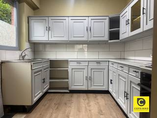 <p><span>Gezellig gelijkvloers appartement met privatieve tuin in kleinschalig gebouw</span></p><p><span> </span></p><p><span>Dit aangename appartement van 88 m² (cfr. EPC) bevindt zich in een rustige straat in Hoboken en biedt een perfecte mix van comfort, licht en ruimte. Dankzij de zuidwestelijk georiënteerde tuin kunt u hier de hele dag van de zon genieten.</span></p><p><span> </span></p><p><span>Indeling van dit lichtrijk appartement:</span></p><p><span> </span></p><p><span>Living en keuken</span><span><br />De lichte living/eetkamer bevindt zich aan de voorzijde van het appartement. Dankzij de grote raampartijen geniet u van veel natuurlijk licht. De gesloten keuken is volledig uitgerust en biedt alle comfort voor uw dagelijkse kookplezier.</span></p><p><span> </span></p><p><span>Slaapkamers en badkamer</span><span><br />Het appartement beschikt over 2 slaapkamers aan de achterzijde, waarvan één directe toegang heeft tot de zonnige tuin. De badkamer is uitgerust met een douche, lavabomeubel en een toilet.</span></p><p><span> </span></p><p><span>Tuin</span><span><br />De privatieve tuin, georiënteerd op het zuidwesten, is een oase van rust en zon. Perfect om te ontspannen of te genieten van gezellige buitenmomenten.</span></p><p><span> </span></p><p><span>Kelder</span><span><br />Er is een privatieve kelder aanwezig, ideaal voor extra bergruimte.</span></p><p><span> </span></p><p><span>Gebouw</span><span><br />Het appartement maakt deel uit van een kleinschalig gebouw zonder lift, wat bijdraagt aan een rustige en intieme woonomgeving.</span></p><p><span> </span></p><p><span>Extra voordelen</span></p><ul><li><span>Veel natuurlijk lichtinval </span></li><li><span>Dubbele beglazing en rolluiken aanwezig </span></li><li><span>2 slaapkamers </span></li><li><span>Privatieve, zonnige tuin </span></li><li><span>Mogelijkheid om een garagebox aan te kopen </span></li><li><span>Rustig, kleinschalig gebouw </span></li></ul><p><span> </span></p>