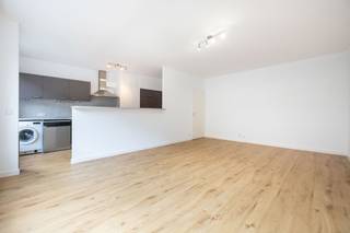 IXELLES, close to the EU district and all amenities (shops, transport), bright apartment of ± 89m² partially renovated, located on the 5th floor of a building from the 1980s. It comprises an entrance hall with storage space, a living room of ± 30m² with a fully equipped open-plan kitchen + washing machine, a hallway with storage space, a WC, two bedrooms of ± 10m² and 13m², a bathroom and a cellar. Indoor parking space (+ €30,000) MANDATORY. Available immediately. PEB: B-. Measurements are for information purposes only.