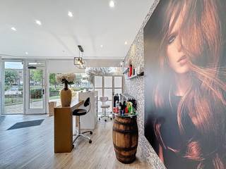 Casalina Real Estate offers for sale this commercial space currently rented and operated as a hair salon, with a net surface of 118 m² and a 30...