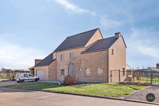 Meer info via 016/199 348 of stephanie.mottie@homixx.beDeze knappe villa is gelegen in een rustige straat maar toch nabij winkels, scholen en...