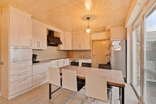 In de Kruisstraat te Esen, een rustige zijstraat van de Roeselarestraat, bieden we u deze zeer ruime en veelzijdige, halfopen woning aan...