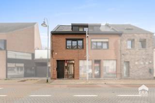 <br />Bent u op zoek naar een ruime woning met een centrale ligging, een grote tuin en heel wat mogelijkheden? Dan is deze woning aan Vaartstraat 11 in Balen zeker het ontdekken waard.<br />De woning geniet van een bijzonder interessante ligging vlak bij het centrum van Balen. Winkels, scholen, horeca en dagelijkse voorzieningen bevinden zich op korte afstand. Ook het openbaar vervoer is vlot bereikbaar, met bushaltes op wandelafstand en het station van Balen op slechts enkele minuten. Daarnaast zorgen de nabijgelegen verbindingswegen voor een goede bereikbaarheid van omliggende gemeenten.<br />Ondanks deze centrale ligging beschikt de woning over een ruime tuin, waardoor u achter de woning geniet van een aangename buitenruimte. De tuin is bovendien bereikbaar met de wagen, wat een praktische meerwaarde is.<br /><br /><strong>Troeven </strong>
<ul><li>Zeer centrale ligging in Balen - centrum</li><li>Ruime woning</li><li>3 slaapkamers - waarvan slaapkamer op gelijkvloers</li><li>Praktische wasruimte</li><li>Ruime tuin</li><li>Tuin bereikbaar met de wagen</li><li>Tal van mogelijkheden om de woning naar eigen smaak aan te passen</li><li>Winkels, scholen en voorzieningen op korte afstand</li><li>Goede verbinding met openbaar vervoer en omliggende gemeenten</li><li>EPC-label D: geen renovatieverplichting op basis van het huidige EPC.</li></ul>
Een ruime woning met karakter, een grote tuin en vooral heel veel mogelijkheden, dit op een bijzonder centrale locatie in Balen. Bent u benieuwd naar de ruimte en indeling die deze woning te bieden heeft? Dan nodigen wij u graag uit om ze zelf te komen ontdekken.