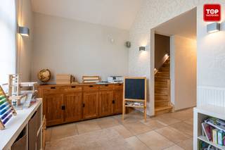 <p>In het hart van Wondelgem, op een rustige en kindvriendelijke locatie, staat deze kwalitatieve halfopen woning die in 2012 werd opgeleverd door Durabrik. Met een bewoonbare oppervlakte van 183 m² op een perceel van 381 m², zonnepanelen en een vaste trap naar de zolder biedt dit pand alles wat een moderne gezinswoning nodig heeft.</p>
<p>De indeling is als volgt:</p>
<p>Op het gelijkvloers vindt u een ruime inkomhal, een lichte leefruimte, een keuken, een bureauruimte, een apart toilet en een praktische berging. Daarnaast is er een ruime garage aanwezig, voorzien van een sectionale poort. Vanuit de leefruimte heeft u directe toegang tot de aangenaam aangelegde tuin, die dankzij haar zuidelijke oriëntatie volop van de zon geniet en voorzien is van een praktisch tuinhuis.</p>
<p>Op de eerste verdieping zijn er drie ruime slaapkamers en een volwaardige badkamer. Via de vaste trap — aangelegd in 2021 — bereikt u de bewoonbare zolder, die een uitstekende extra ruimte biedt als vierde slaapkamer, speelkamer of hobbyruimte.</p>
<p>Troeven:</p>
<ul>
<li>Kwalitatieve nieuwbouw (Durabrik, 2012)</li>
<li>Zonnepanelen (5,6 kWp) + Batterij</li>
<li>Regenput (aangesloten op wc en wasmachine)</li>
<li>Centrale verwarming op gas (condensatieketel)</li>
<li>Ventilatiesysteem</li>
<li>Polyvacuüm</li>
<li>Dubbele beglazing met rolluiken</li>
<li>Geïsoleerd dak</li>
<li>Conforme elektriciteitsinstallatie</li>
<li>Garage + ruime tuin</li>
</ul>
<p><br />Wondelgem combineert de rust van een groene deelgemeente met een uitstekende bereikbaarheid richting Gent centrum. Winkels, scholen en openbaar vervoer bevinden zich op wandelafstand.</p>
<p><br />Beschikbaarheid bespreekbaar.<br /><br />Contacteer Top Vastgoed voor een bezoek op 0475 700 700.</p>