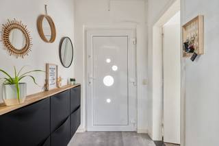 <p><strong>Instapklare vrijstaande woning met 4 slaapkamers, garage en zonnige tuin in rustige woonwijk nabij het centrum van Essen</strong></p>
<p><strong>Deze instapklare, charmante en vrijstaande woning </strong>is gelegen in een rustige en kindvriendelijke woonwijk, op korte afstand van het centrum van Essen. De woning combineert energiezuinheid, licht en comfort met een aangename tuin en een uitstekende bereikbaarheid van winkels, <strong>scholen en andere voorzieningen</strong>.<strong> Ideaal voor gezinnen of wie comfortabel en energiezuinig wil wonen.</strong></p>
<p><strong>Indeling gelijkvloers:<br /></strong>- Inkomhal met trap naar de verdieping<br />- Lichtrijke leefruimte met zit- en eethoek en grote schuifdeur naar de tuin<br />- <strong>Moderne keuken </strong>met kookeiland, uitgerust met koelkast, vriezer, oven, vaatwasser, inductiekookplaat en dampkap<br />- <strong>Grote kamer op het gelijkvloers, voorzien van airconditioning </strong>(koelen &amp; verwarmen) en rolluiken<br />(ideaal als slaapkamer, bureau of polyvalente ruimte)<br />- Recent vernieuwde toilet<br />- Praktische wasplaats met aansluitingen voor wasmachine en droogkast, alsook boiler voor de keuken<br />- Inpandige garage</p>
<p><strong>Verdieping:<br /></strong>- Masterbedroom en 2 <strong>volwaardige slaapkamers</strong>, allen voorzien van airconditioning (koelen &amp; verwarmen)<br />- Badkamer met douche, toilet en lavabomeubel<br />- Zolderruimte bereikbaar via Vlizo-trap, ideaal als extra bergruimte<br /><br /><strong>Comfort &amp; techniek<br /></strong>-<strong> Airconditioning (warm/koud)</strong><br />- Rolluiken(meeste plaatsen elektrisch)<br />- Zonnepanelen<br />- Dak geïsoleerd<br />- Vernieuwing van het merendeel van de ramen<br />- Verwarmingsinstallatie vernieuwd met warmtepomp(lucht-lucht)</p>
<p><strong>Buitenruimte</strong><br />De woning beschikt over een verzorgde voor- en achtertuin met een zonnig terras en veel privacy.<br />Verder is er een oprit en garage, wat zorgt voor voldoende parkeermogelijkheden. De tuin is groen aangelegd en biedt een rustige, aangename buitenomgeving.</p>
<p><strong>Bijzonderheden:<br /></strong>-<strong> Instapklare, goed onderhouden woning</strong><br />- Gelijkvloerse slaapkamer mogelijk<br />-<strong> Energiezuinig label B en voorzien van zonnepanelen</strong><br />- Moderne keuken en badkamer<br /><strong>- Rustige en kindvriendelijke ligging nabij het centrum<br />- Camerasysteem(4)</strong></p>